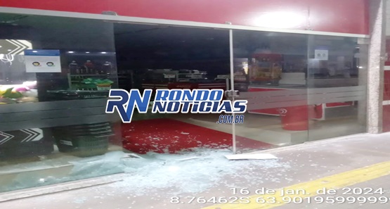 Câmeras flagram momento exato de furto em farmácia na capital