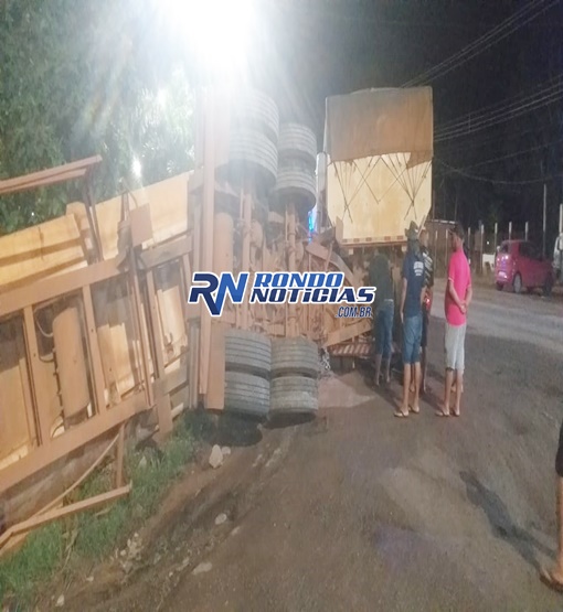 Carreta carregada de soja tomba ao tentar desviar de buracos na BR-364


