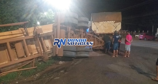 Carreta carregada de soja tomba na BR-364, em Candeias do Jamari