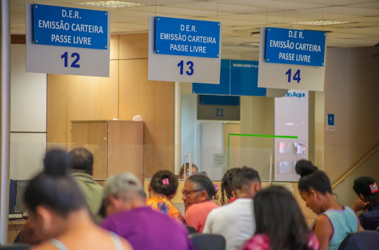 Governo garante direito social com a emissão de Carteiras de Passe Livre para idosos 
