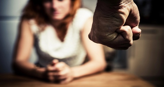 Mulher é espancada pelo marido enquanto conversavam em praça
