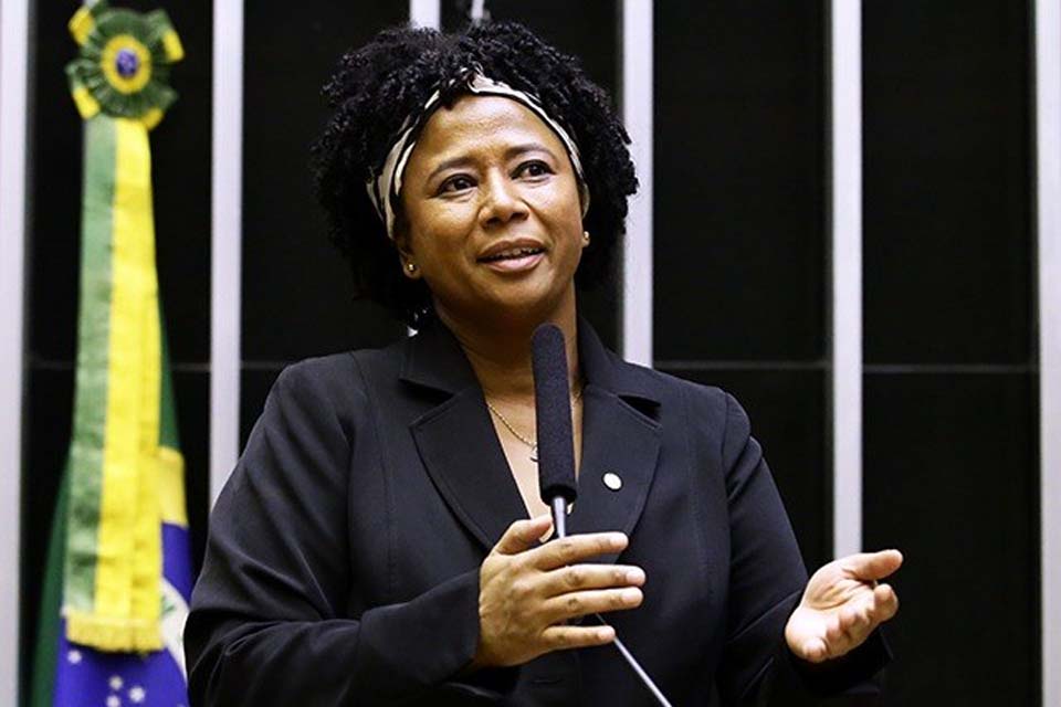 Sílvia Cristina comemora aquisição de cadeiras adaptadas para Centro de Reabilitação
