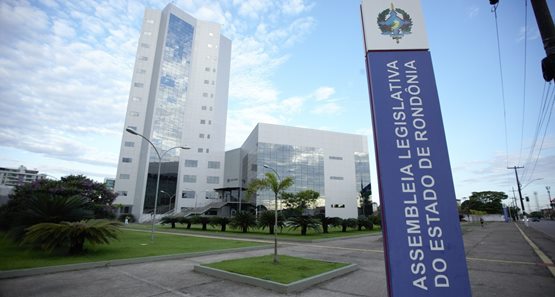 Deputados de RO aprovam nova gratificação e auxílio moradia em causa própria 
