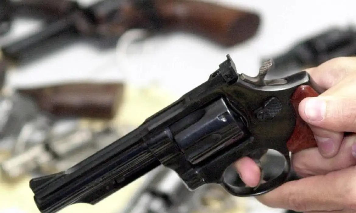 Projeto de lei autoriza investigados por crimes a comprar armas de fogo
