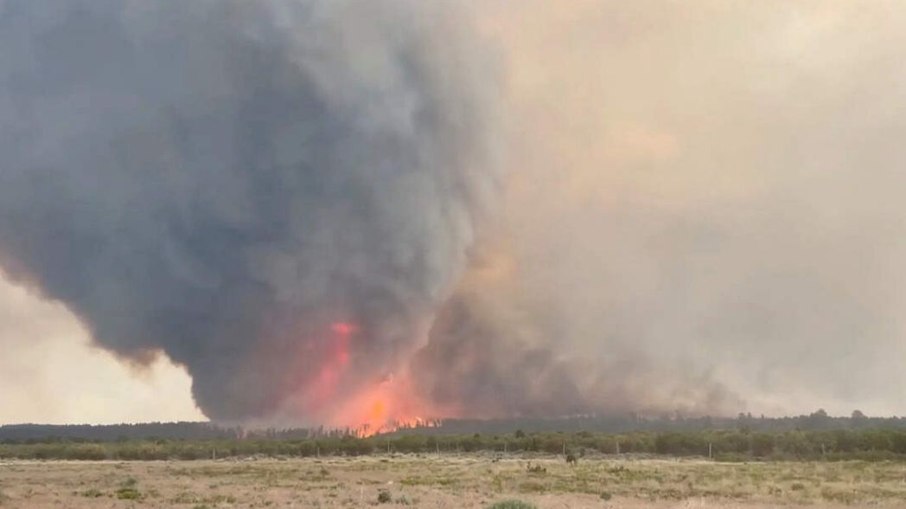 Redemoinho de fogo no deserto assusta moradores em Utah, no oeste dos Estados Unidos
