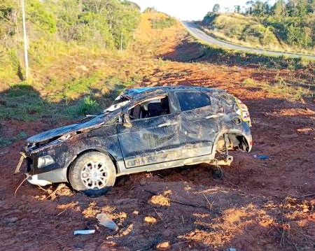 Com casal a bordo, carro capota na BR 364, saída de Vilhena para Porto Velho