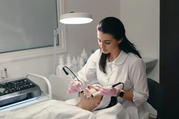 Esteticista não pode aplicar botox e fazer microagulhamento
