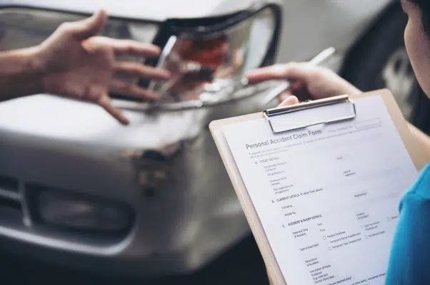 Shopping center é condenado a indenizar cliente por dano em veículo

