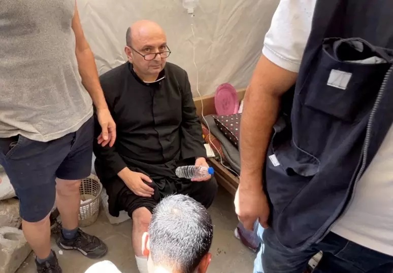 Ataques israelenses matam 22 em Gaza, 2 morrem em igreja com a qual papa Francisco falava 
