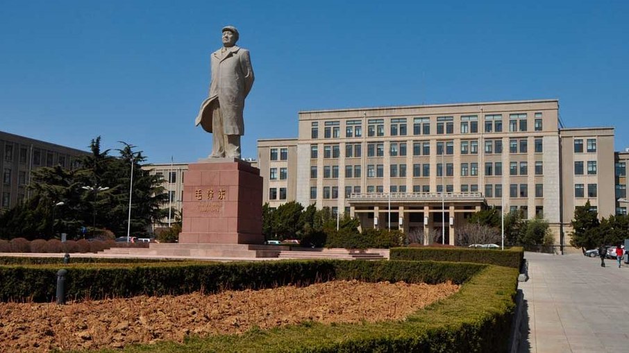 Universidade da China expulsa aluna por namorar estrangeiro e caso gera repercussão
