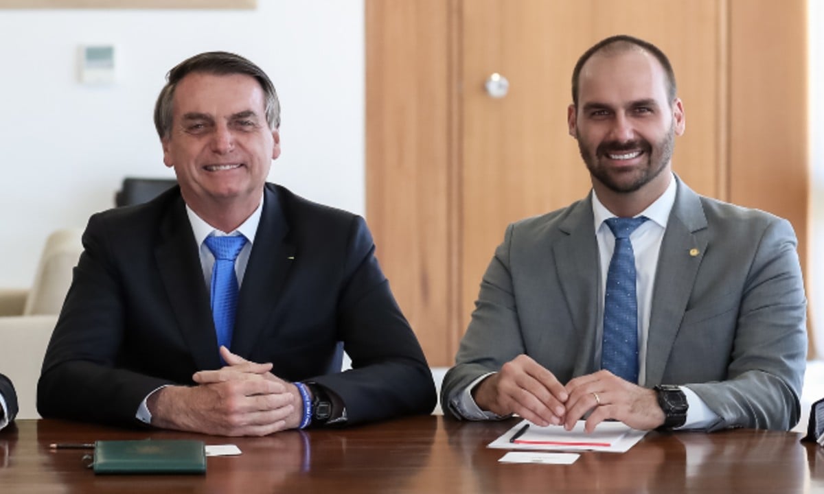 Moraes proíbe Bolsonaro de falar com o próprio filho Eduardo e de usar todas as redes sociais