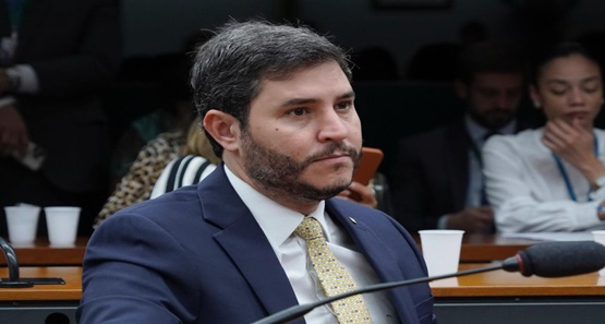 Maurício Carvalho vai na contramão do povo e vota por aumento de deputados e de gastos 