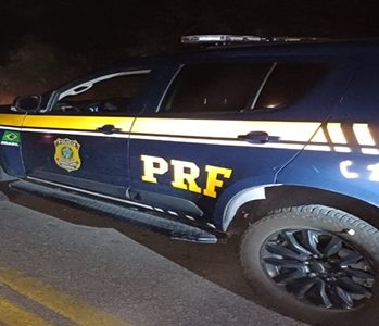 Caminhonete com delegada colide com caminhão em Candeias do Jamari