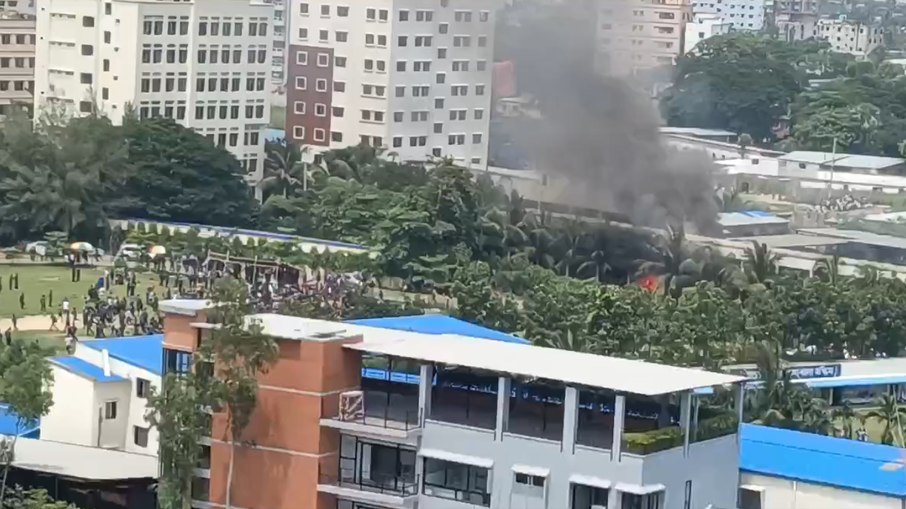 Avião militar de Bangladesh cai em campus universitário e mata ao menos 19 pessoas 
