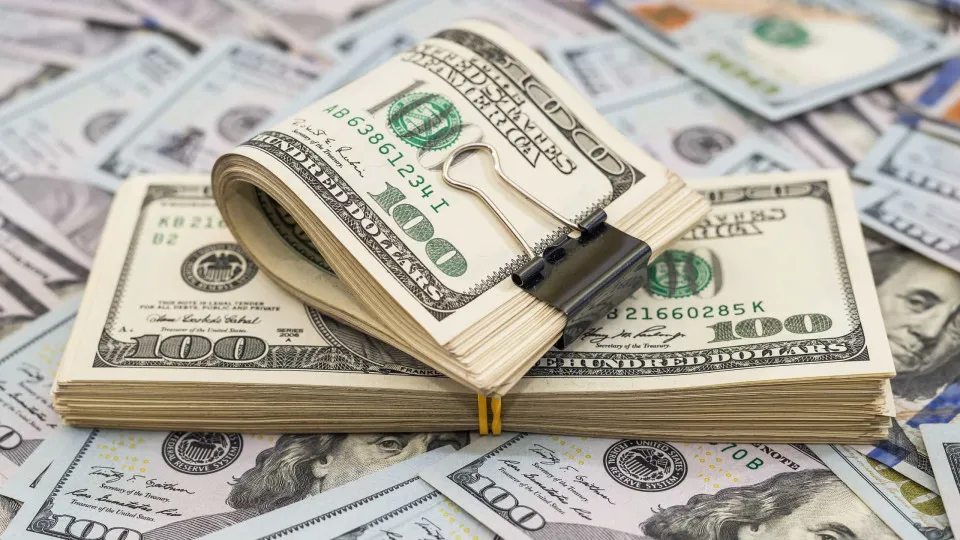 Focus projeta dólar a R$ 5,65 no fim de 2025 e R$ 5,70 em 2026