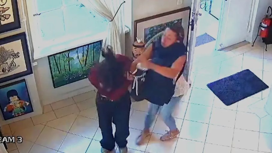 Estudante de 18 anos é agredida por desconhecida após andar sem sutiã na rua em Curitiba
