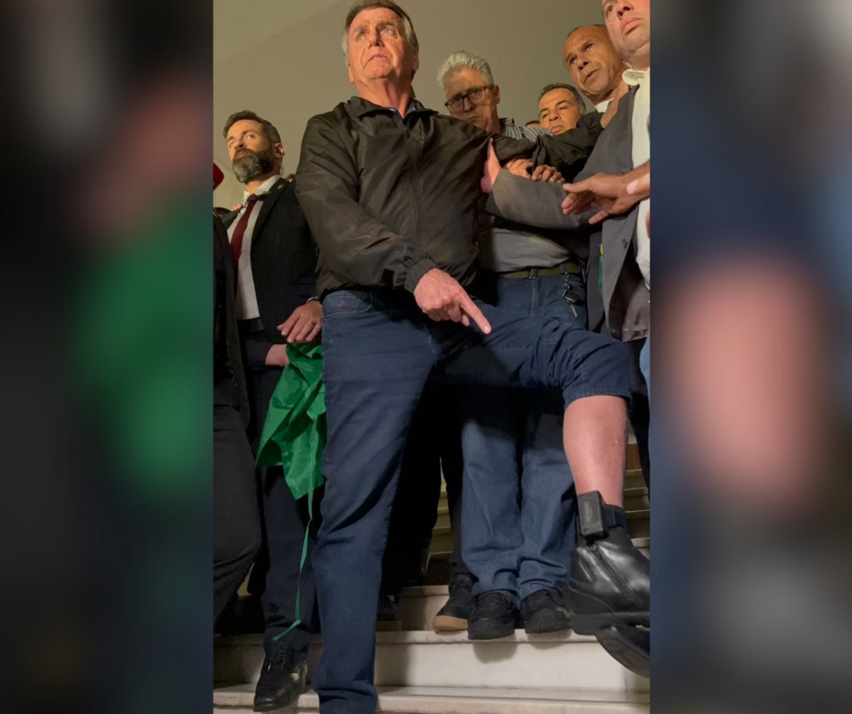 Jair Bolsonaro mostra tornozeleira eletrônica após Moraes endurecer medidas contra ele 
