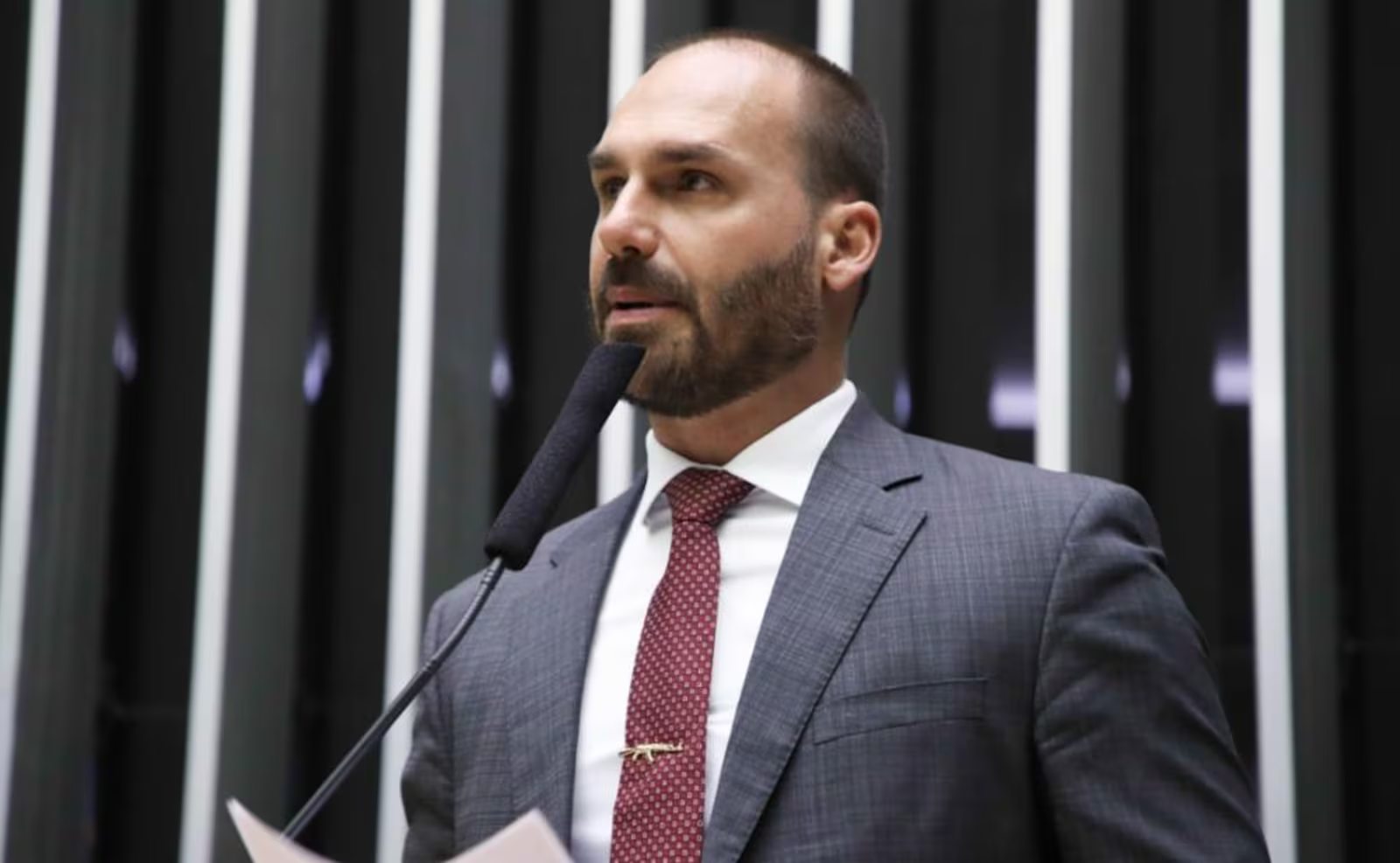 Oposição quer garantir que Eduardo Bolsonaro termine de exercer mandato nos EUA
