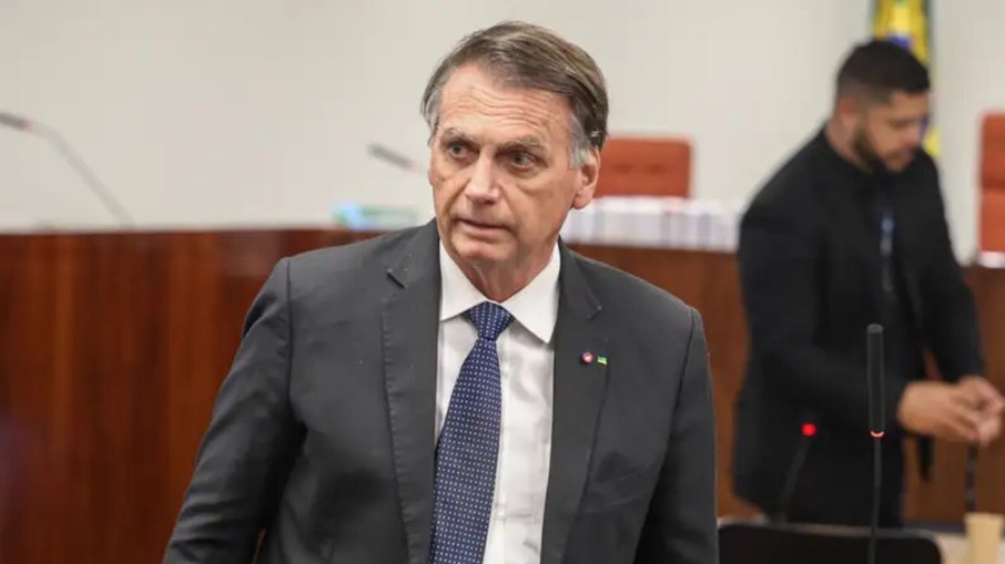 Bolsonaro tem 24h para explicar quebra de cautelar ou será preso após ordem de Moraes
