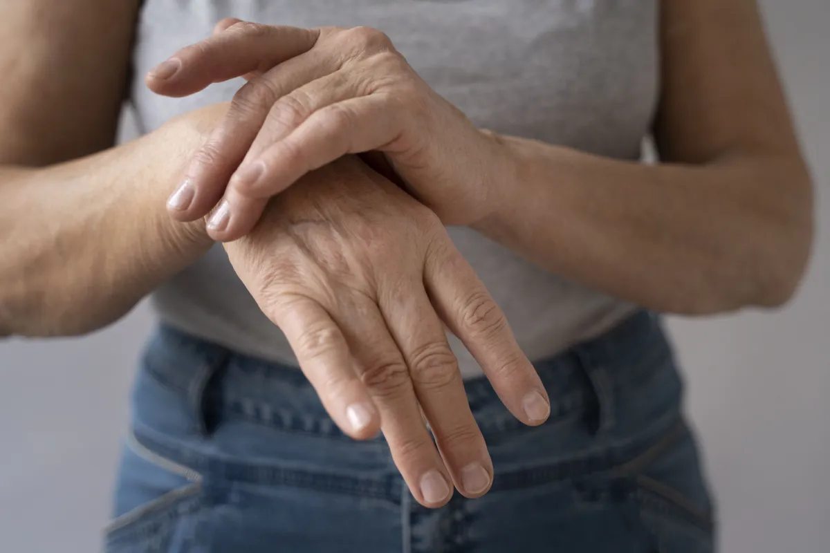 Estudo global vê aumento alarmante de artrose em mulheres na pós-menopausa

