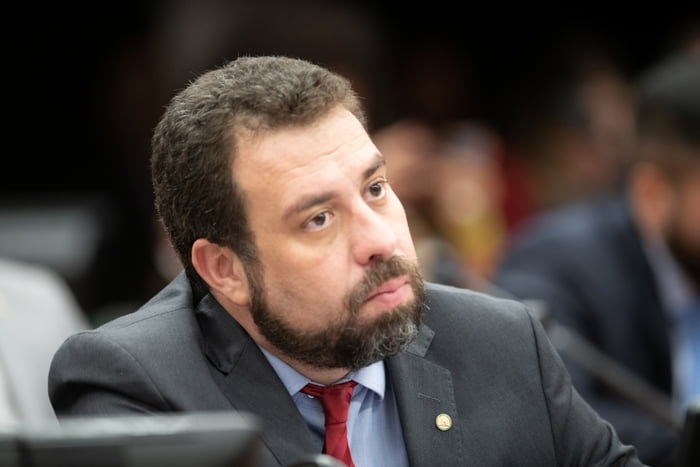 Esquerda propõe  imposto que mira Google, Whatsapp, Instagram e Facebook: “Pix das techs”
