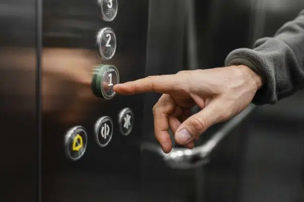Município deve indenizar criança e mãe por queda de elevador em escola
