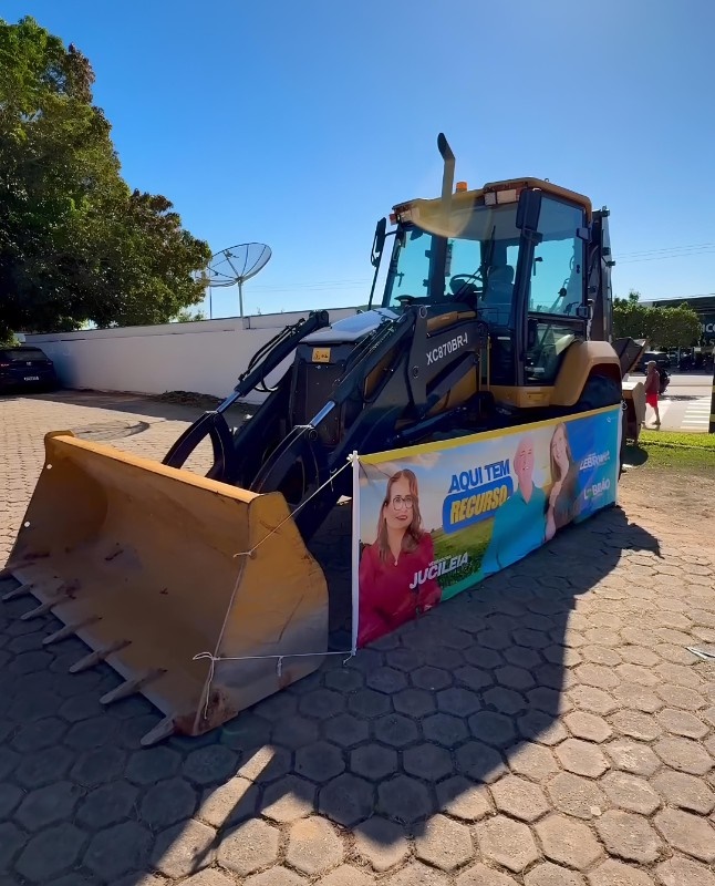 Retroescavadeira é entregue a Ministro Andreazza com apoio da deputada Gislaine Lebrinha