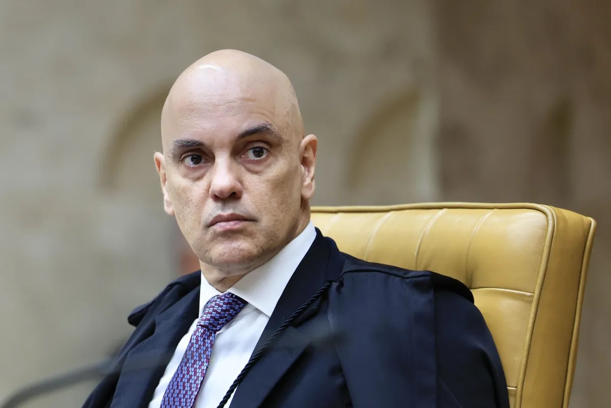 Alexandre de Moraes adverte Bolsonaro, mas não determina prisão de ex-presidente

