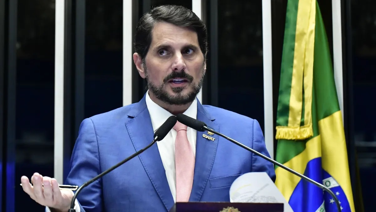 Moraes bloqueia contas, cartões e Pix do senador Marcos do Val, após viagem aos EUA
