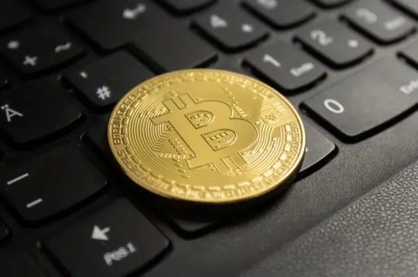 Sogra e cunhada de devedor são incluídas em ação por fraude com criptomoedas
