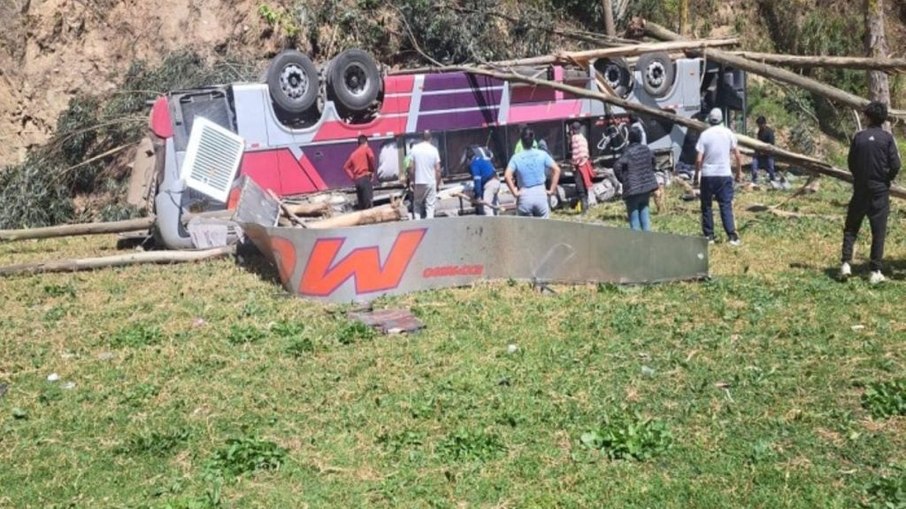Acidente de ônibus deixa ao menos 18 mortos no Peru; veículo se partiu ao meio
