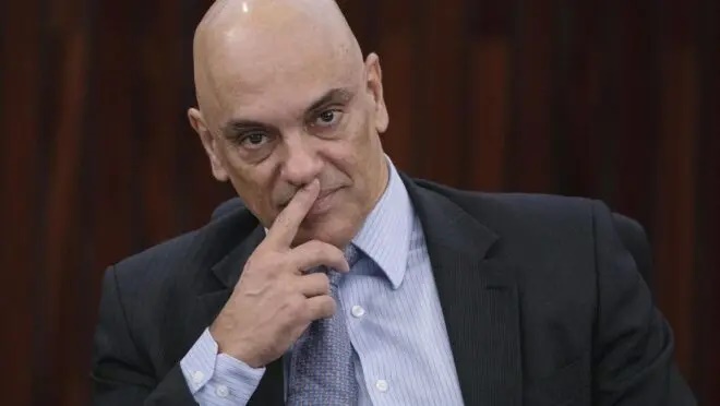 Moraes proíbe uso de farda por réus em interrogatório sobre golpe