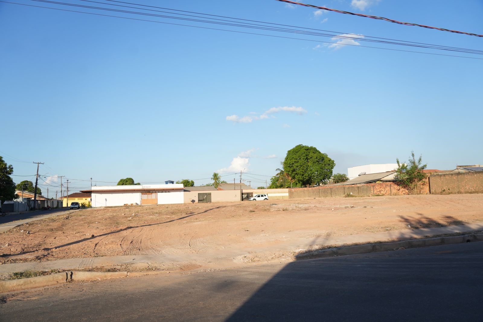 Prefeitura atende moradores e limpa área verde usada de forma irregular como lixão na Zona Leste

