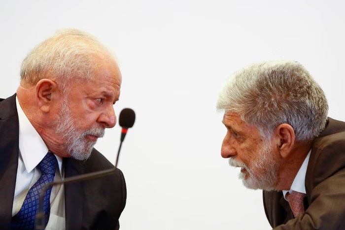 A 4 dias do tarifaço, acessor de Lula ataca Trump nos EUA e piora situação do Brasil
