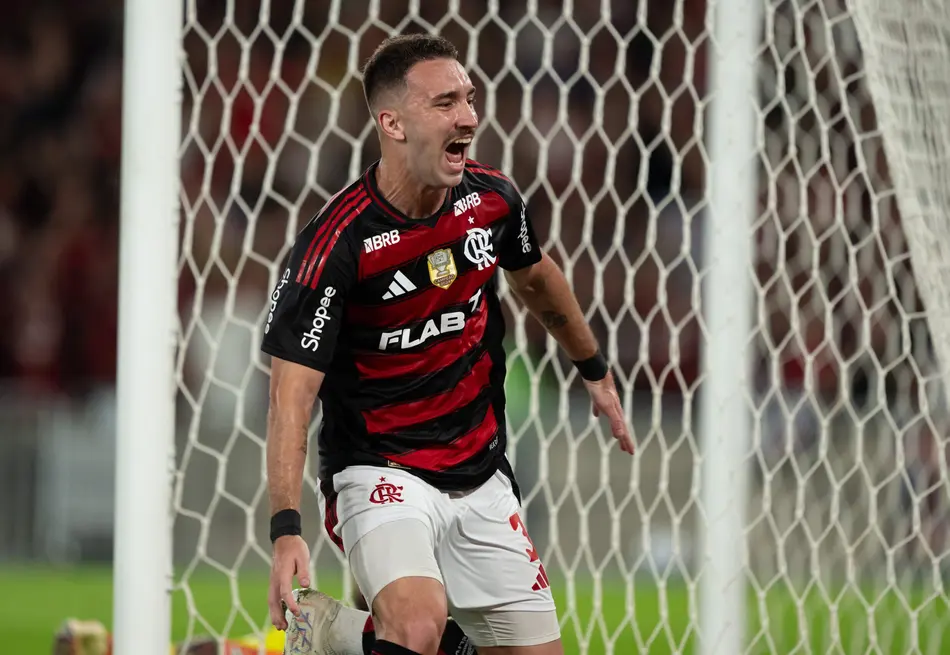Flamengo fica na bronca com arbitragem, mas vence Atlético-MG e vira líder