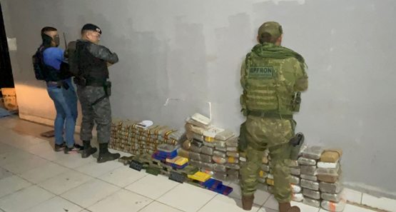 Polícia descobre depósito de drogas e prende jovem na zona Leste 