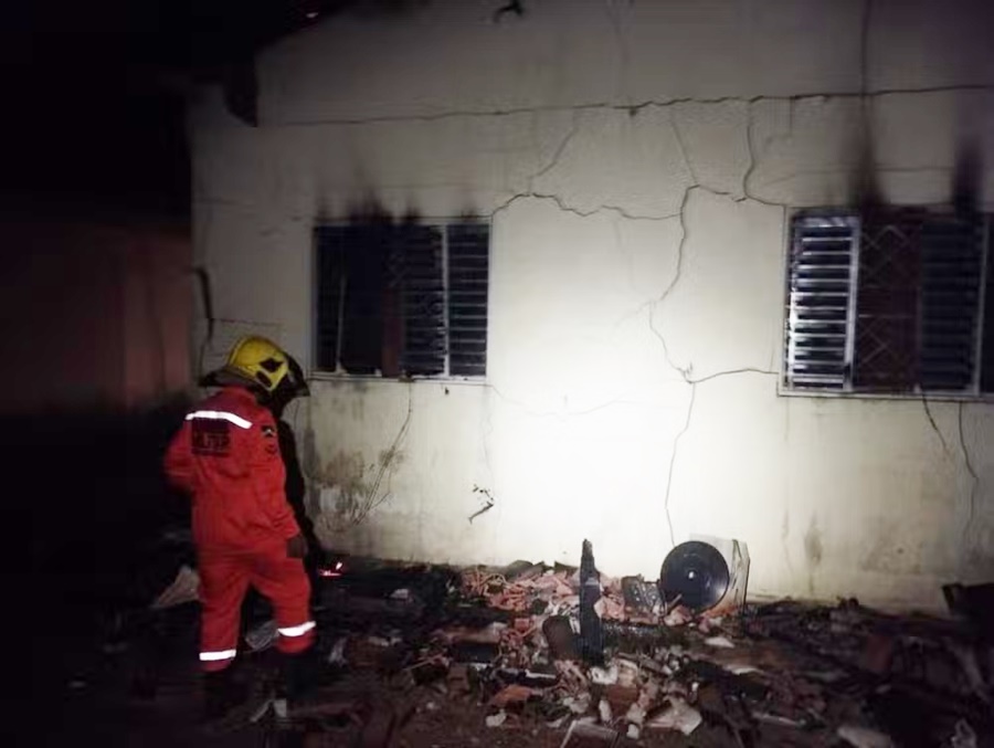 Mulher morre carbonizada dentro da própria casa durante incêndio em Jaru, RO