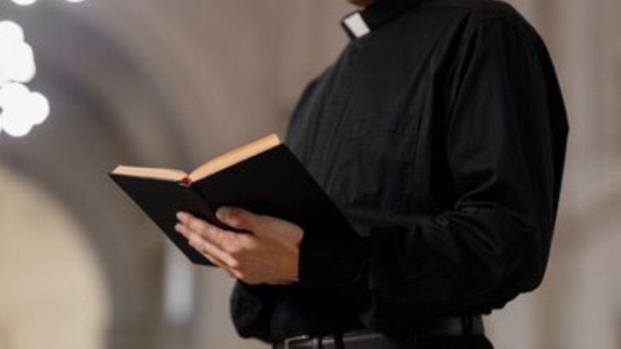 Pastor é preso em flagrante após abusar de adolescente no banheiro da igreja
