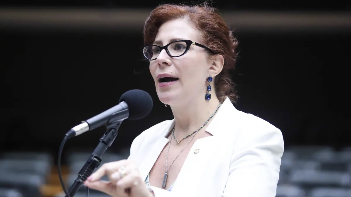 Deputada Carla Zambelli se entrega à polícia italiana após denúncia de parlamentar 
