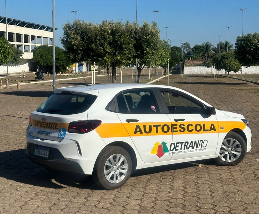 Governo de RO disponibiliza carro adaptado para pessoas com deficiência em autoescolas
