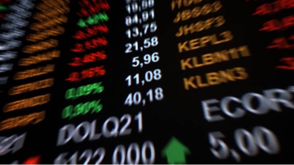 Dólar desaba e Bolsa dispara com lista de isenções do tarifaço