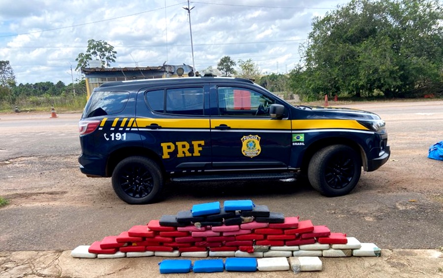 PRF flagra casal com 64 kg de maconha e documento falso em Porto Velho
