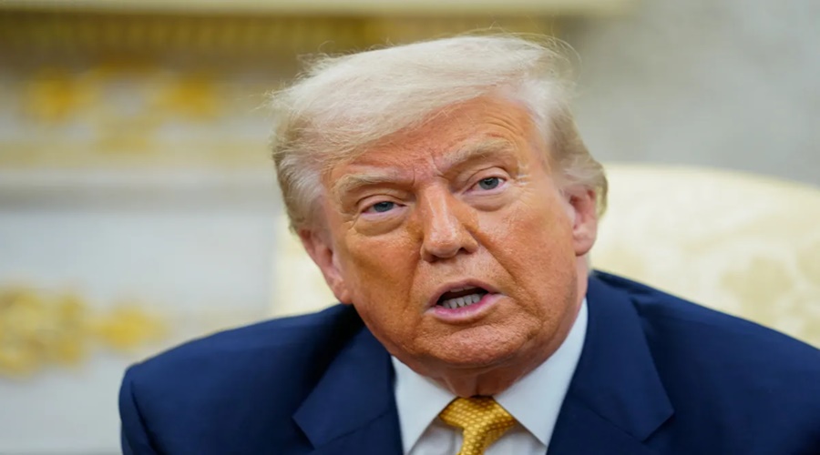 Trump assina decreto que oficializa tarifas de 50% ao Brasil