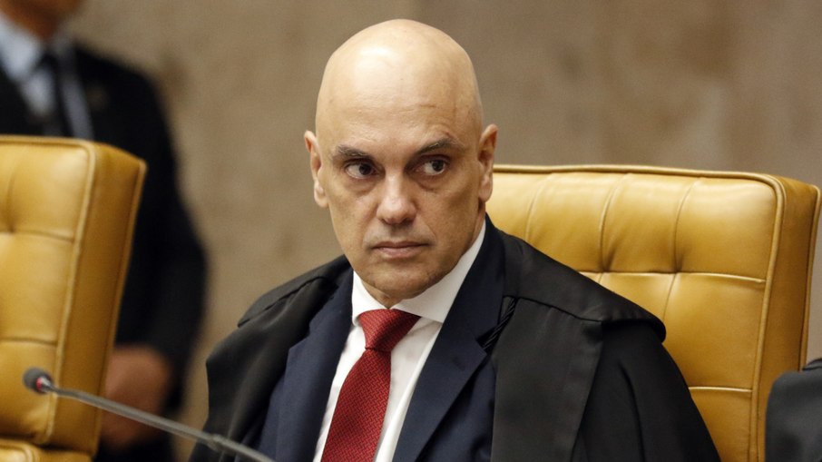 Ministro Alexandre de Moraes ignora sanção dos EUA, mas gesto é grave para o Brasil
