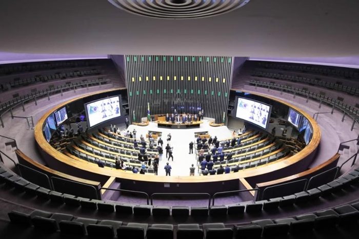 Câmara declara perda do mandato de sete deputados federais; Lebrão incluído
