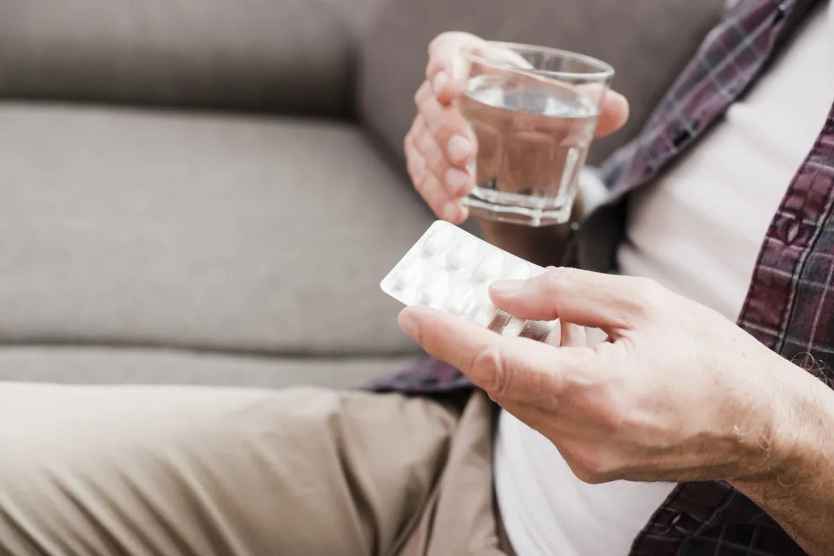 Uso de antidepressivos aumenta 12,4% entre adultos no Brasil, diz estudo
