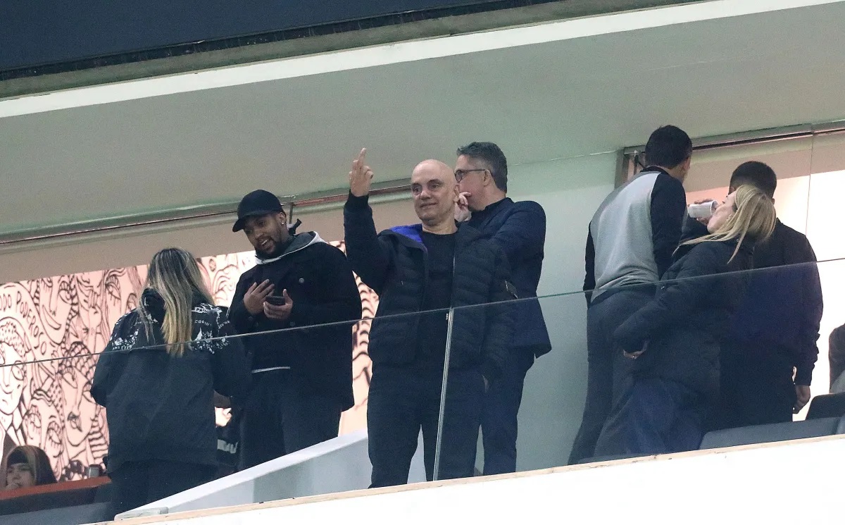 Moraes faz gesto obsceno em estádio após ser sancionado pelo governo dos Estados Unidos