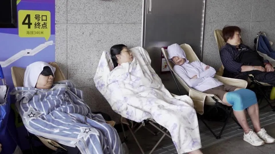 Moradores da China buscam refúgio no metrô para fugir do calor extremo no sudoeste do país
