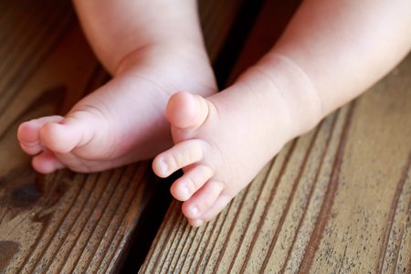 Bebê de 8 meses com fratura no crânio é internada e mãe acaba presa