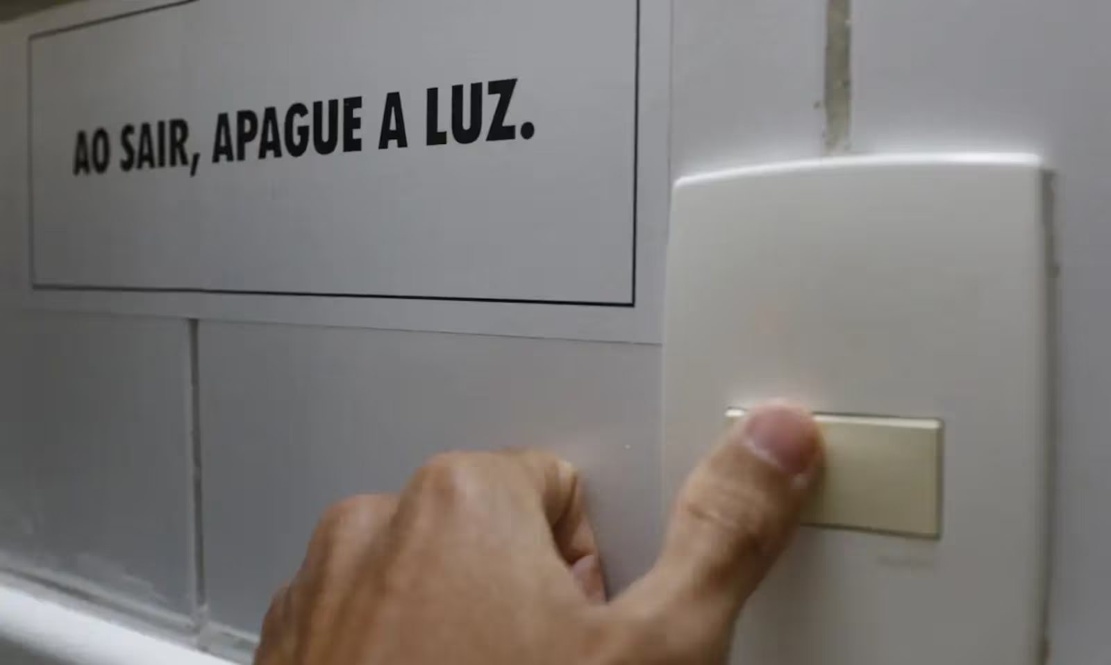 Conta de luz vai ficar mais cara em agosto com bandeira vermelha nível 2
